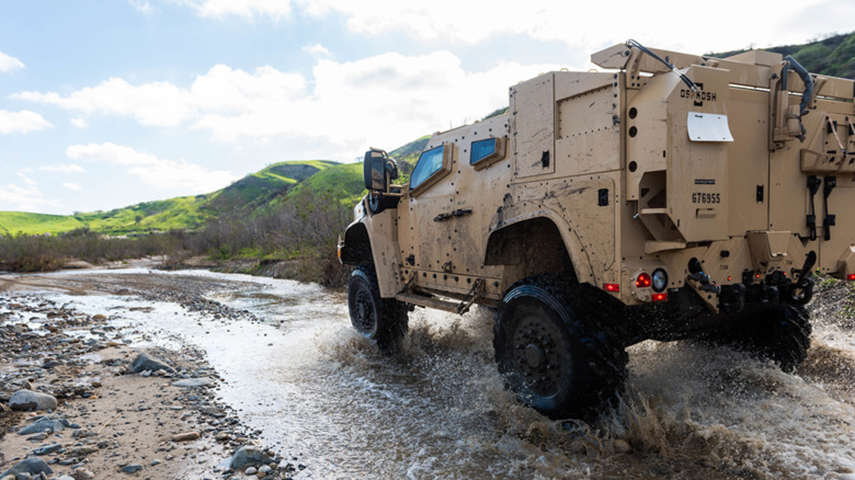 アメリカ軍の新型汎用車両jltvが海兵隊のiocに到達