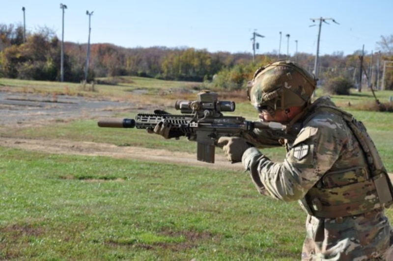 装備や部隊など、実際の軍や法執行機関やその装備について解説