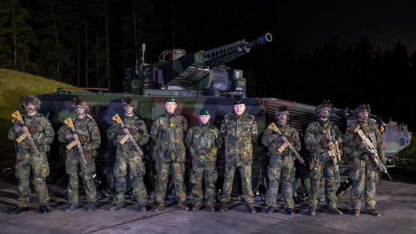 G95KA1-02 | エアガンパーツやサバゲーアイテムの商品レビューなどを掲載! 第12装甲旅団に配備されたG95KA1を持つ兵士と式典に参加した将校